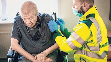 In Dänemark werden Ältere als Risikogruppe für schwere Covid-19-Verläufe zuerst geimpft. Sie sind auch eine Risikogruppe für das Auftreten von Blutgerinnseln.