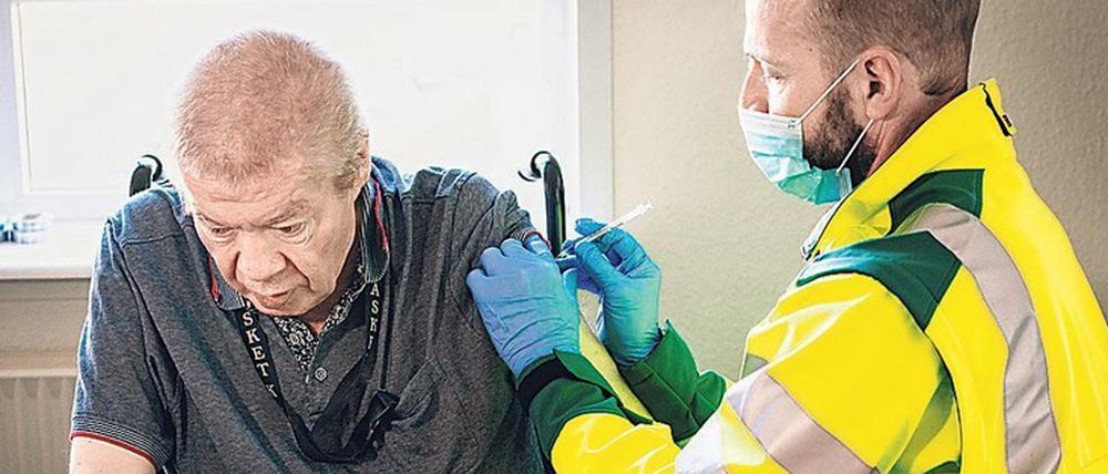 In Dänemark werden Ältere als Risikogruppe für schwere Covid-19-Verläufe zuerst geimpft. Sie sind auch eine Risikogruppe für das Auftreten von Blutgerinnseln.