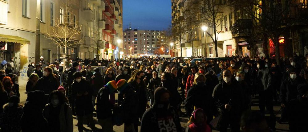 Ein Konzert zur Unterstützung der "Rigaer 94" findet mit zahlreichen Teilnehmern auf der Rigaer Straße statt. 