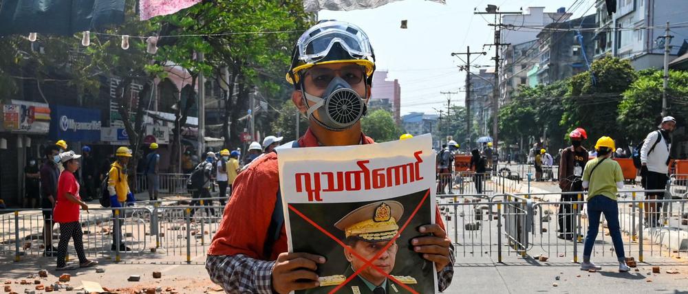 Junta-Chef Min Aung Hlaing als „Mörder“: Ein Demonstrant in Yangon 