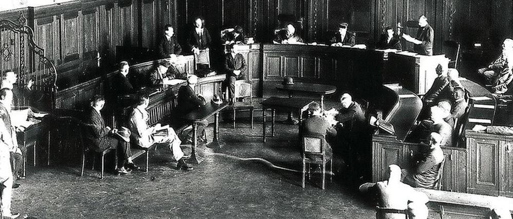 Gerichtsverhandlung in einem historischen Gerichtssaal.