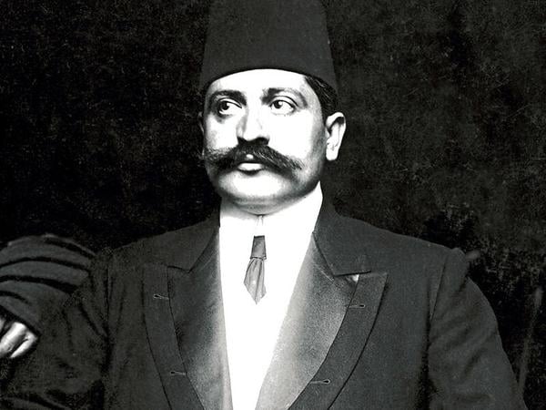 Porträtbild von Mehmet Talat.