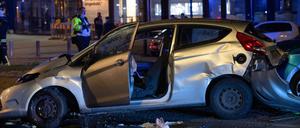 Bei dem Unfall an der Kreuzung Kurfürstendamm/Cicerostraße war der Wagen von der Seite getroffen worden und landete auf dem Dach.