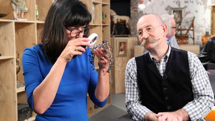 Ja, watt ham wa denn da? Kunsthistorikerin Heide Rezepa-Zabel und Moderator Horst Lichter in der ZDF-Sendung "Bares für Rares".