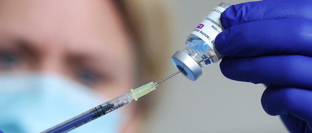 Dänemark und danach auch Norwegen haben Impfungen mit dem Vakzin von Astrazeneca vorerst ausgesetzt.