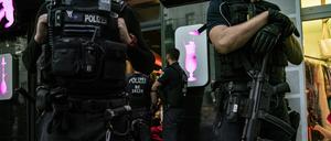 Polizeibeamte stehen bei einer großen Kontrollaktion in Neukölln vor einem gastronomischen Betrieb. 