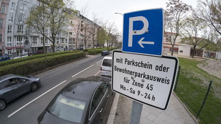 Anwohnende vor: Ein Hinweisschild zum kostenpflichtigen Parken oder Parken mit Ausweis in Prenzlauer Berg.