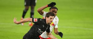 Jonas Hofmann (vorne) ist ein wichtiger Mann für Borussia Mönchengladbach im Spiel gegen den FC Augsburg - auch für den Fall, dass es einen Elfmeter gibt.