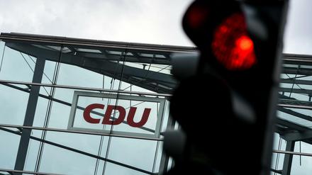 Logo der CDU ist an der Glasfassade des Konrad-Adenauer-Hauses, der Parteizentrale