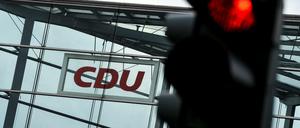 Logo der CDU ist an der Glasfassade des Konrad-Adenauer-Hauses, der Parteizentrale