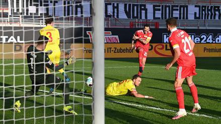 Rein damit. Christopher Trimmel trifft zum Sieg.