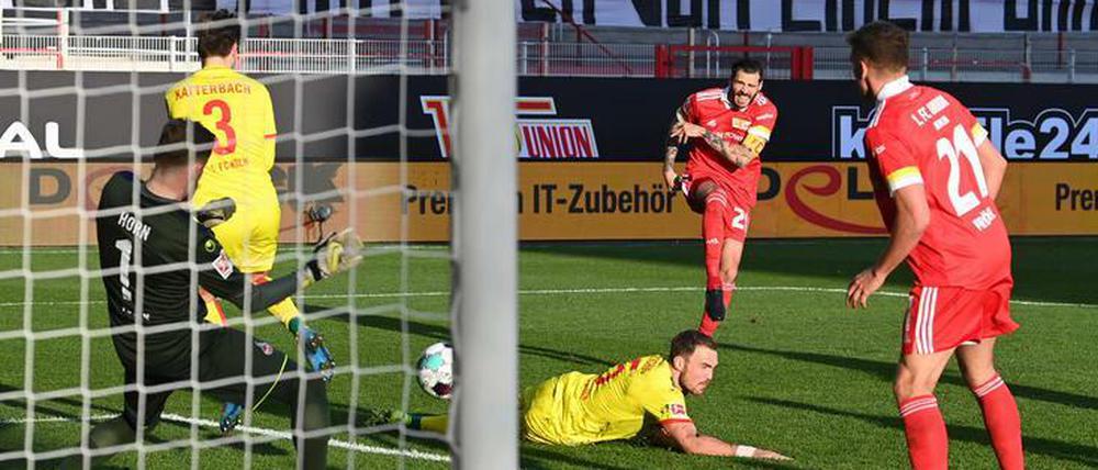 Rein damit. Christopher Trimmel trifft zum Sieg.