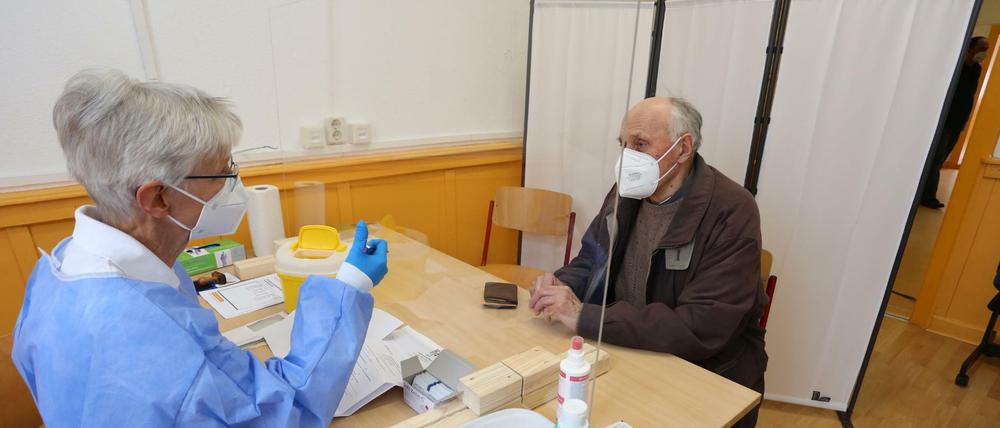 Dass viele ältere Menschen schon geimpft sind, hat bereits Auswirkungen auf die Neuinfektionen.
