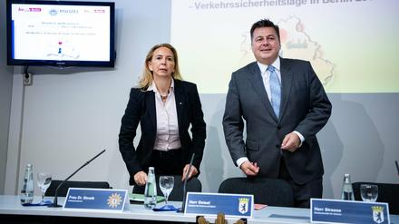 Die Polizeipräsidentin Barbara Slowik (l) und Andreas Geisel (SPD), Berliner Innensenator, treten gemeinsam bei einer Pressekonferenz im Polizeipräsidium auf.