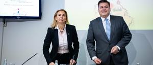 Die Polizeipräsidentin Barbara Slowik (l) und Andreas Geisel (SPD), Berliner Innensenator, treten gemeinsam bei einer Pressekonferenz im Polizeipräsidium auf.