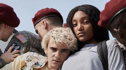 Fraser (Jack Dylan Grazer) und seine beste Freundin Caitlin (Jordan Kristine Seamón) wachsen auf Militärbasen auf.