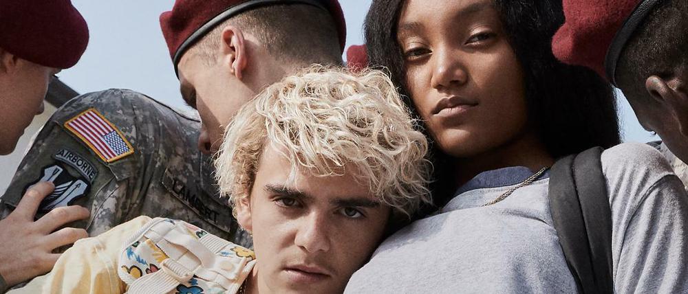 Fraser (Jack Dylan Grazer) und seine beste Freundin Caitlin (Jordan Kristine Seamón) wachsen auf Militärbasen auf.