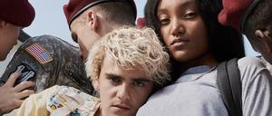 Fraser (Jack Dylan Grazer) und seine beste Freundin Caitlin (Jordan Kristine Seamón) wachsen auf Militärbasen auf.
