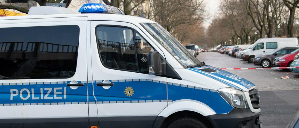 Ein Polizeiwagen steht quer zur Fahrbahn am Görlitzer Park. Nach ersten Informationen soll es dort bei einem Polizeieinsatz zu einer Schussabgabe durch einen Beamten gekommen sein.