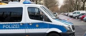 Ein Polizeiwagen steht quer zur Fahrbahn am Görlitzer Park. Nach ersten Informationen soll es dort bei einem Polizeieinsatz zu einer Schussabgabe durch einen Beamten gekommen sein.