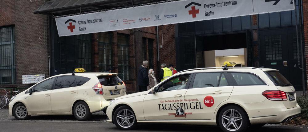 Vor dem Corona-Impfzentrum in der Arena Treptow herrscht reges Treiben – viele reisen auch mit dem Taxi an.