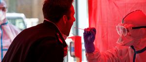 Ein Covid-19-Test in einem Testzentrum in Köln, 2021.