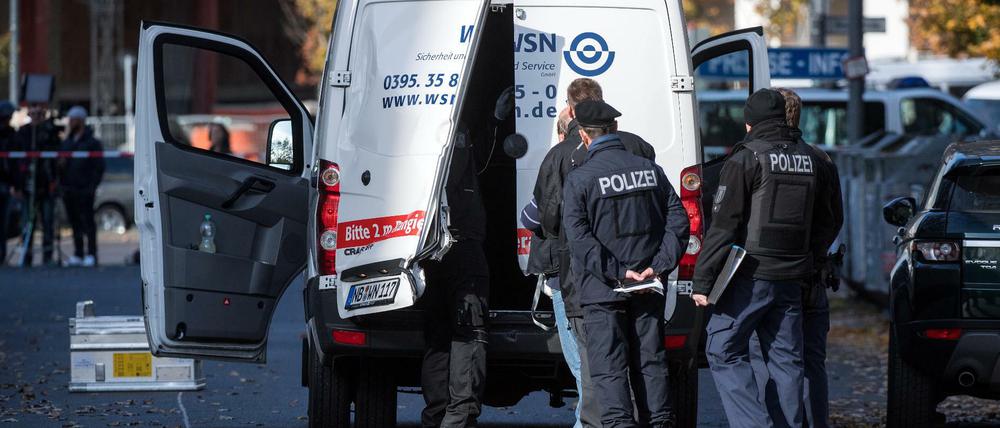 Mehrere Maskierte haben 2018 in der Nähe des Berliner Alexanderplatzes einen Geldtransporter überfallen.
