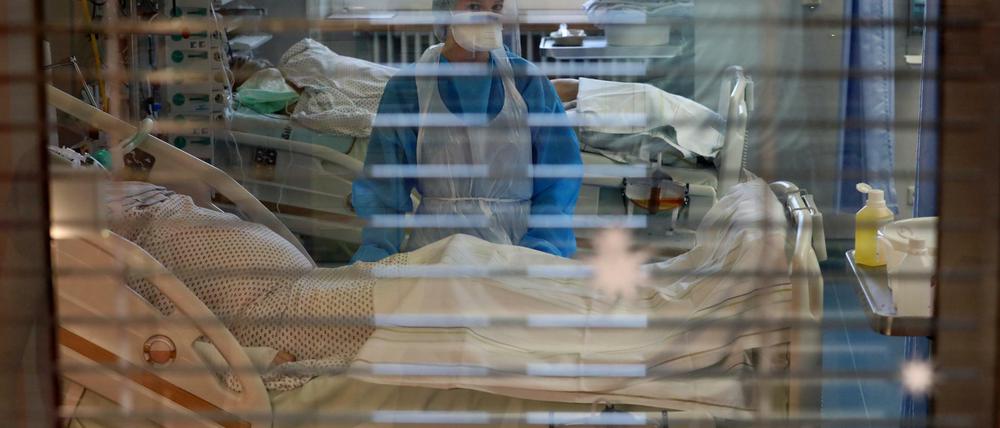 Die Lage in den Krankenhäusern ist weiterhin angespannt. Nun drohe sie, sich zuzuspitzen, warnen Intensivmediziner.