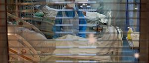 Die Lage in den Krankenhäusern ist weiterhin angespannt. Nun drohe sie, sich zuzuspitzen, warnen Intensivmediziner.