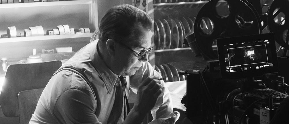  Gary Oldman als Herman Mankiewicz in David Finchers Schwarz-Weiß-Drama "Mank" über den Drehbuchautor, der das Script zu "Citizen Kane" schrieb. 