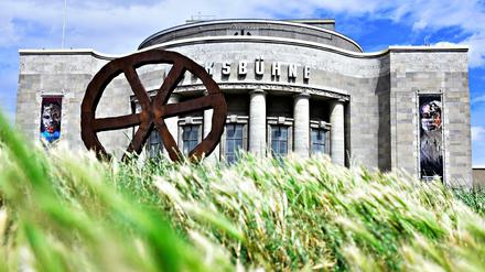 Trotz Lockdown macht die Volksbühne am Rosa-Luxemburg-Platz Schlagzeilen. 