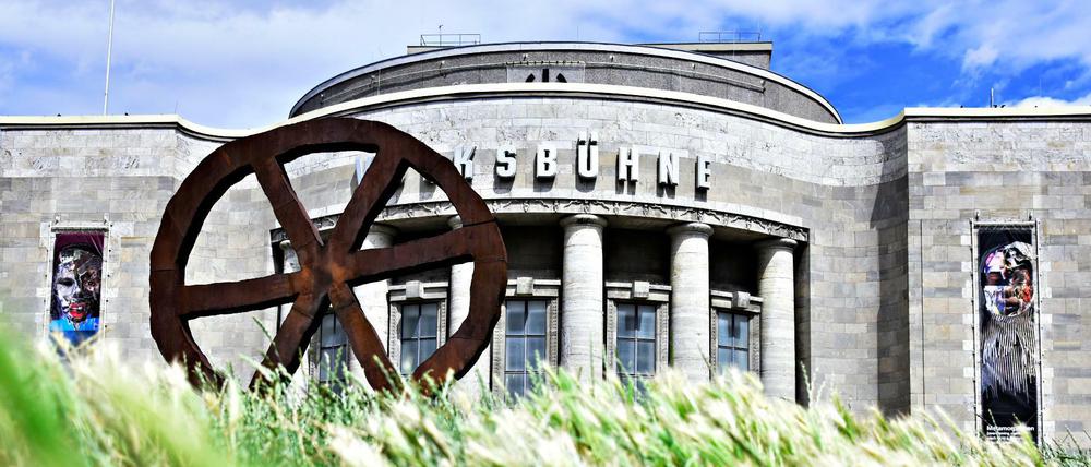 Trotz Lockdown macht die Volksbühne am Rosa-Luxemburg-Platz Schlagzeilen.