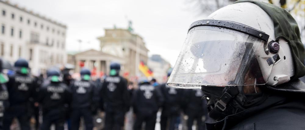 Polizisten im Einsatz bei einer Demonstration am Brandenburger Tor.