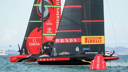 Leichter Vorteil für Emirates Team New Zealand (hinten) an der Startlinie. Doch Luna Rossa (vorne) zwingt den Gegner jedesmal von der Ideallinie. Bislang reicht das nicht. 