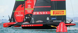 Leichter Vorteil für Emirates Team New Zealand (hinten) an der Startlinie. Doch Luna Rossa (vorne) zwingt den Gegner jedesmal von der Ideallinie. Bislang reicht das nicht. 