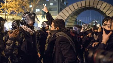 Viele Iraner sind wütend auf das Regime. Vor gut einem Jahr gingen viele Menschen auf die Straße, um gegen den Abschuss einer ukrainischen Passagiermaschine zu protestieren. 