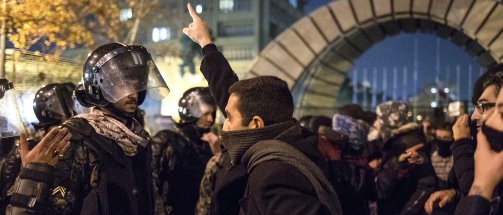 Viele Iraner sind wütend auf das Regime. Vor gut einem Jahr gingen viele Menschen auf die Straße, um gegen den Abschuss einer ukrainischen Passagiermaschine zu protestieren.
