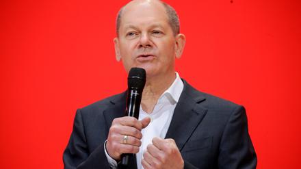 Der Mann vor dem roten Hintergrund befeuert Spekulationen über eine Regierung mit FDP und Grünen: Olaf Scholz am Tag nach der Landtagswahl.