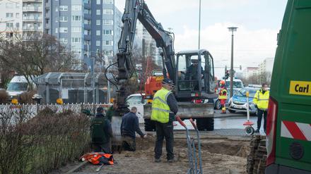 Arbeiter legen in der Rüdickenstraße in Neu-Hohenschönhausen eine gebrochene Wasserleitung frei.
