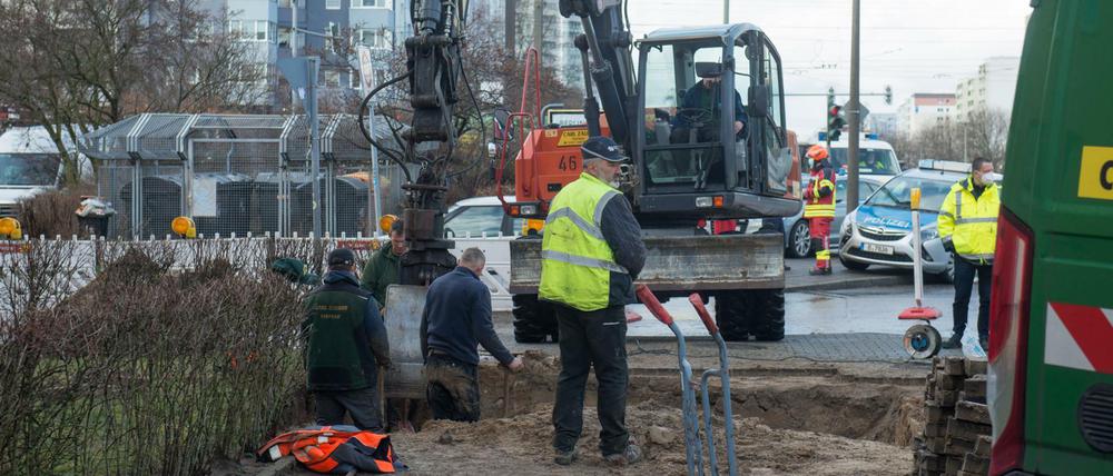 Arbeiter legen in der Rüdickenstraße in Neu-Hohenschönhausen eine gebrochene Wasserleitung frei.