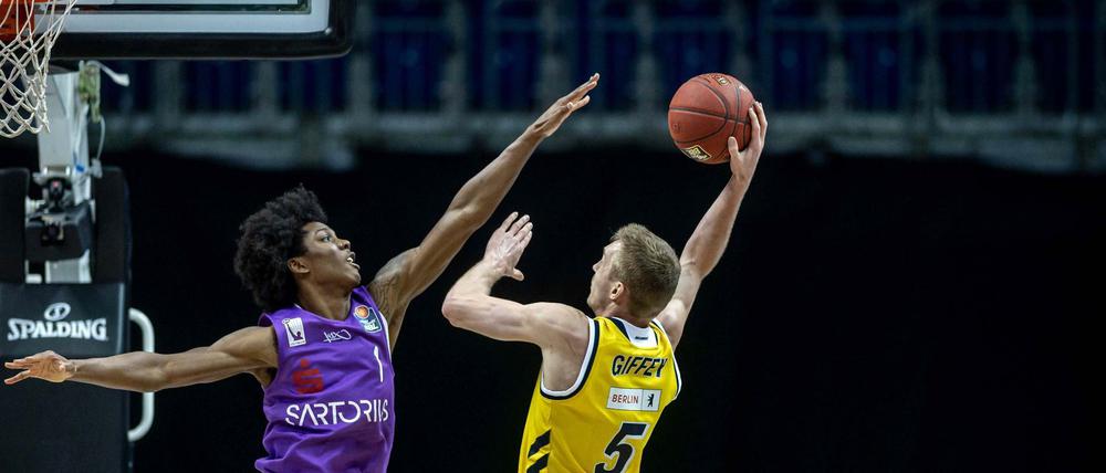 Für Niels Giffey (rechts) und Alba Berlin stehen in dieser Woche mal wieder drei Spiele auf dem Programm.