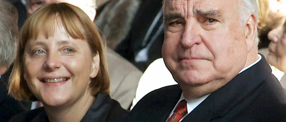 Er stand im Zentrum der CDU-Spendenaffäre vor rund 20 Jahren: Helmut Kohl, hier neben Angela Merkel im Jahr 2000.