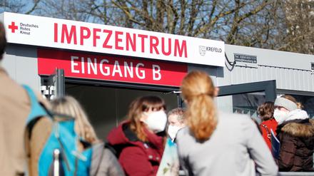 Warten auf die Impfung: Wer einen Termin hat, kann sich glücklich schätzen.