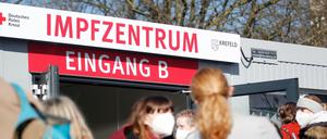 Warten auf die Impfung: Wer einen Termin hat, kann sich glücklich schätzen.