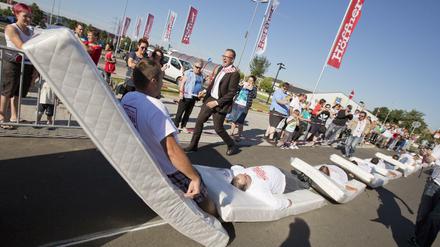 Überwindung sozialer Gegensätze. Offizieller Rekordversuch im Matratzen-Domino für das Guinness Buch der Rekorde mit insgesamt 1150 Menschen und Matratzen u im hessischen Gründau-Lieblos 2012.