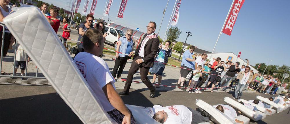 Überwindung sozialer Gegensätze. Offizieller Rekordversuch im Matratzen-Domino für das Guinness Buch der Rekorde mit insgesamt 1150 Menschen und Matratzen u im hessischen Gründau-Lieblos 2012.