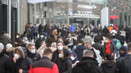 Da laufen sie ja wieder, "die Menschen". Blick auf die Frankfurter Zeil nach der Lockerung der Corona-Schutzmaßnahmen.