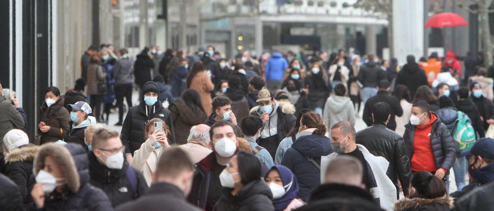 Da laufen sie ja wieder, "die Menschen". Blick auf die Frankfurter Zeil nach der Lockerung der Corona-Schutzmaßnahmen.