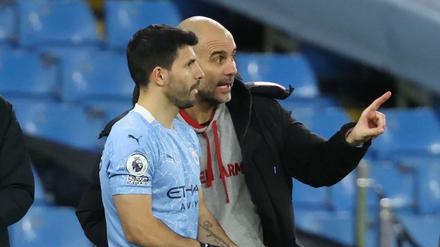 Manchester Citys Trainer Pep Guardiola (rechts) würde seine Spieler am liebsten nicht abreisen lassen. Der Argentinier Sergio Aguero kann auf jeden Fall in Manchester bleiben, der südamerikanische Verband hat alle Spiele abgesagt. 