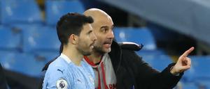 Manchester Citys Trainer Pep Guardiola (rechts) würde seine Spieler am liebsten nicht abreisen lassen. Der Argentinier Sergio Aguero kann auf jeden Fall in Manchester bleiben, der südamerikanische Verband hat alle Spiele abgesagt. 